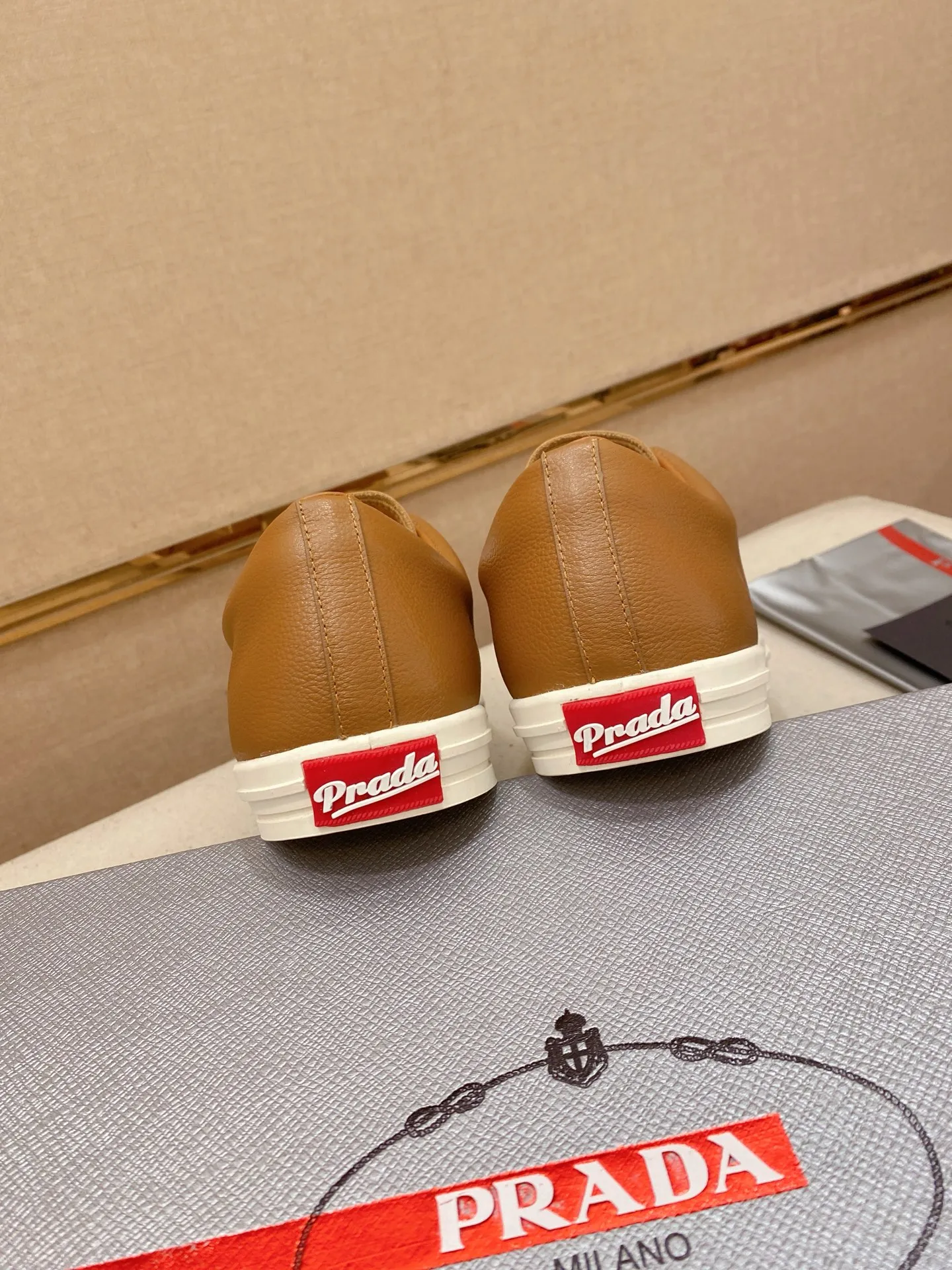 Factory price 560💰 ✔️✔️✔️Higher version High-quality new PRADA (Prada) counters are launched simultaneously. The new men's shoes and 😘fabric are made of selected first-layer cowhide with superb craftsmanship. Lining: Full cowhide lining. 👍🏿 High-end ☄️ air-cushion molded anti-slip rubber outsole, exquisite lines, simple and elegant, comfortable and high-end for leisure travel. Code number: 38 to 45